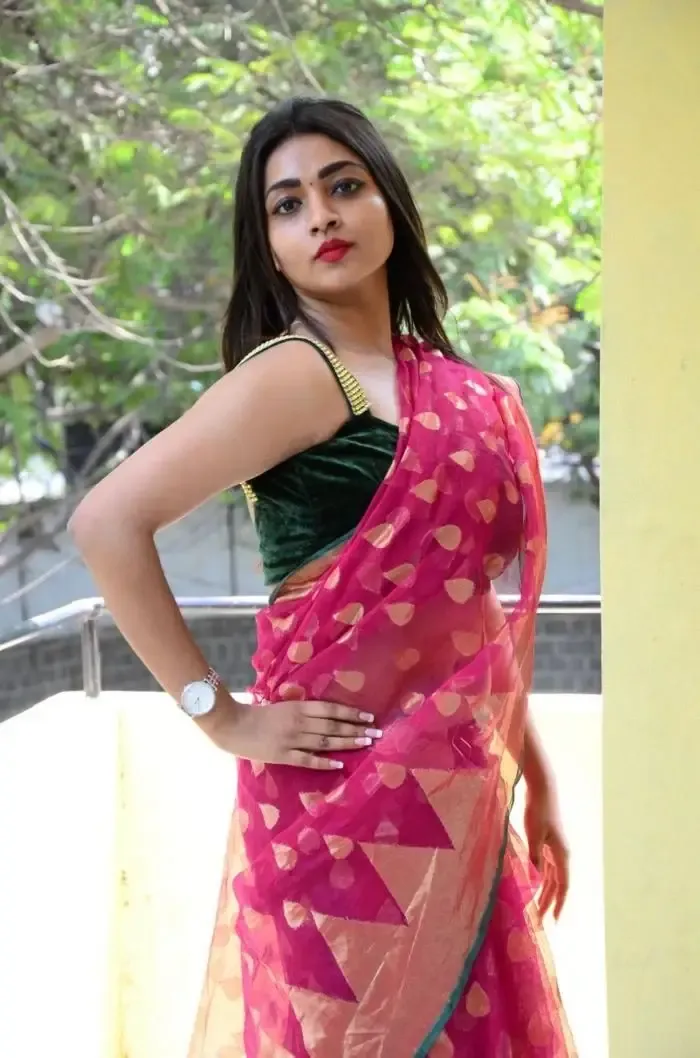 BEAUTIFUL INDIAN GIRL NANDINI NAVEL SHOW IN RED SAREE 7